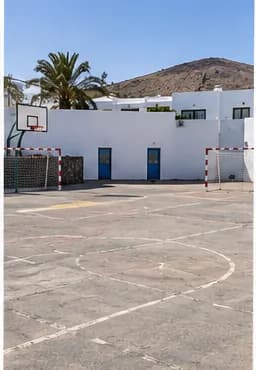 Ejemplo ilustrativo antes: patio deportivo