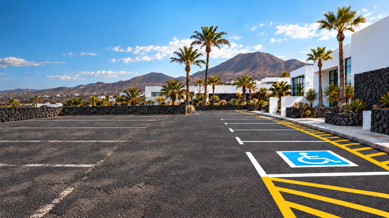 Ejemplo ilustrativo de un aparcamiento con líneas antiguas y señalización renovada en Lanzarote